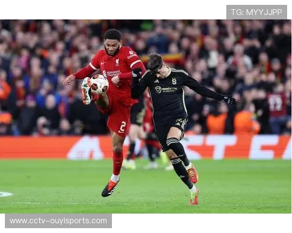 欧联杯比赛用球设计独特，成小球迷收藏热点